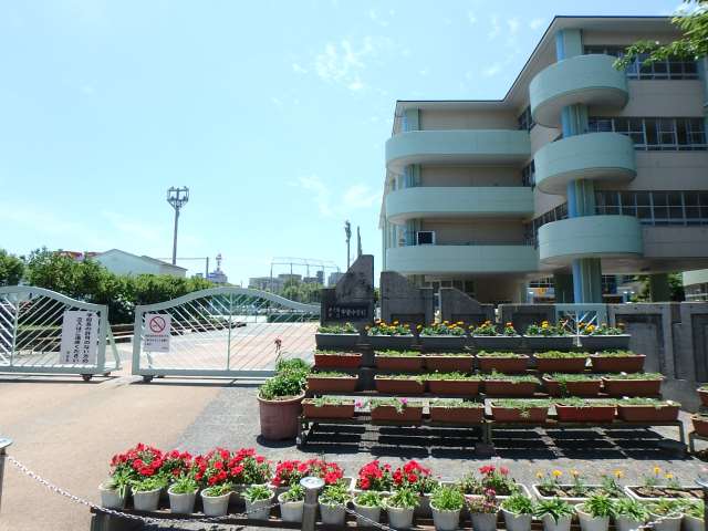 中学校　甲東中学校（中学校）まで647m