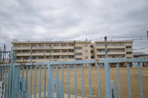 小学校　大東市立灰塚小学校（小学校）まで527m