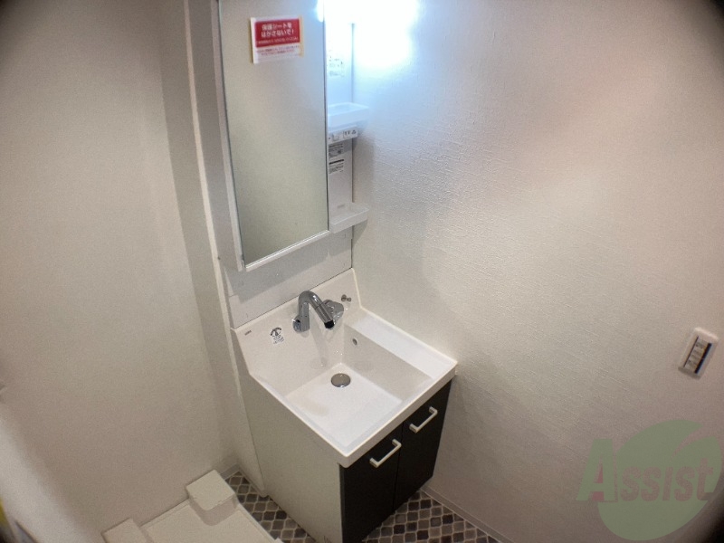 洗面設備　洗面台には、大きめの鏡が付いており身支度がしやすそうです。