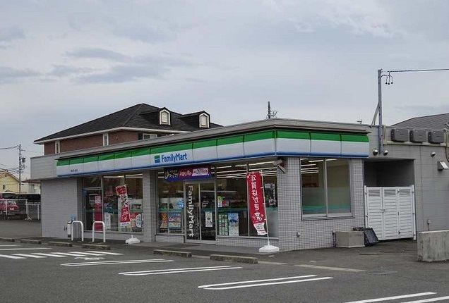 コンビニ　ファミリーマート桑名芳ヶ崎店（コンビニ）まで350m