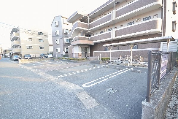 【北九州市小倉南区徳力新町のマンションの駐車場】