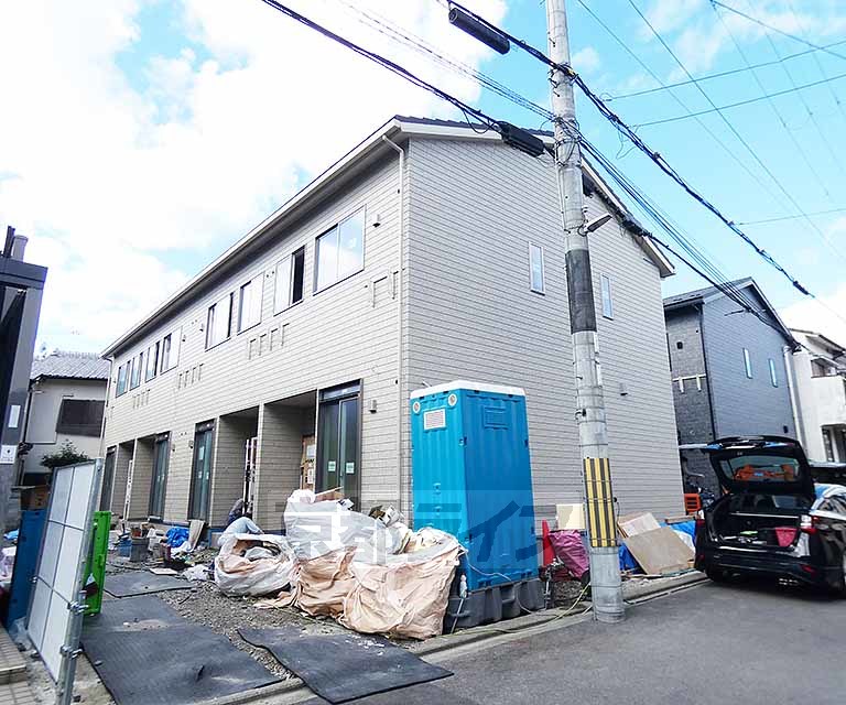 【京都市伏見区深草平田町のアパートの建物外観】