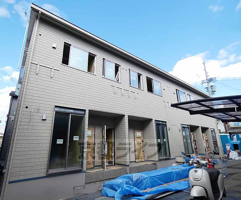 【京都市伏見区深草平田町のアパートの建物外観】