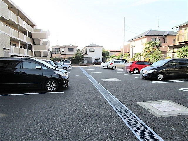 【座間市相模が丘のマンションの駐車場】