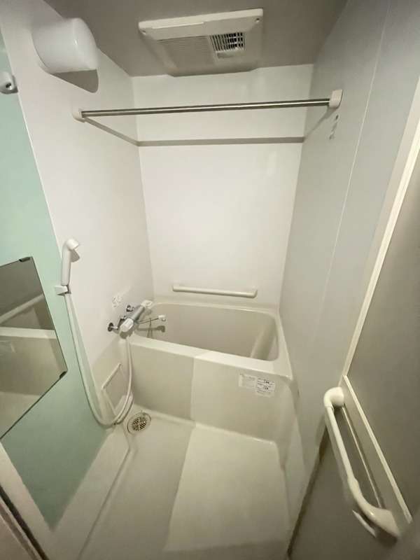 バス・シャワールーム　カラーパネルの明るいバスルーム