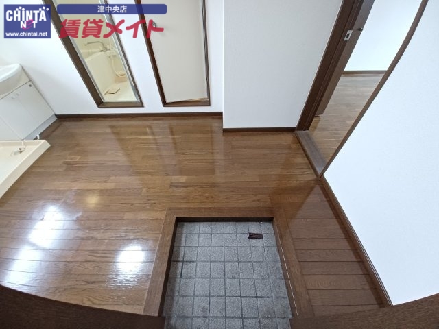 玄関　同じ物件、別部屋の写真です