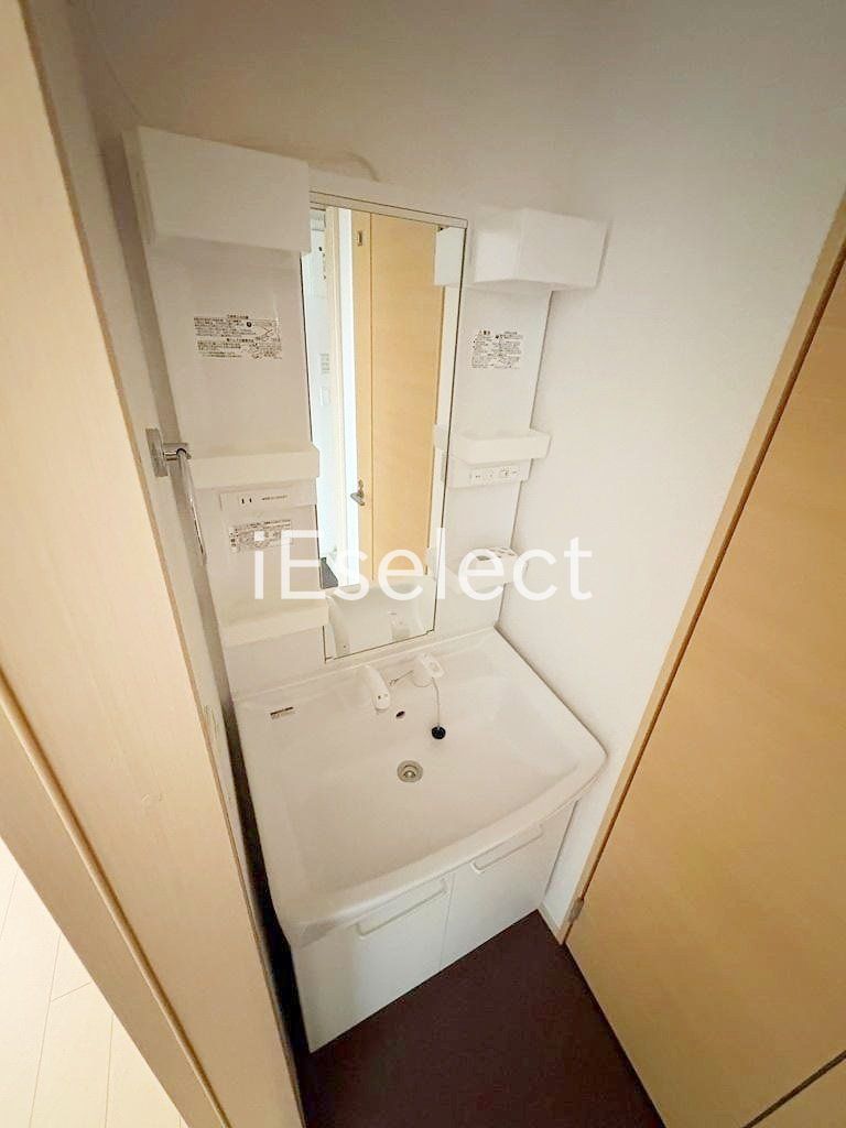 洗面設備　使いやすい照明付きの独立洗面台です★