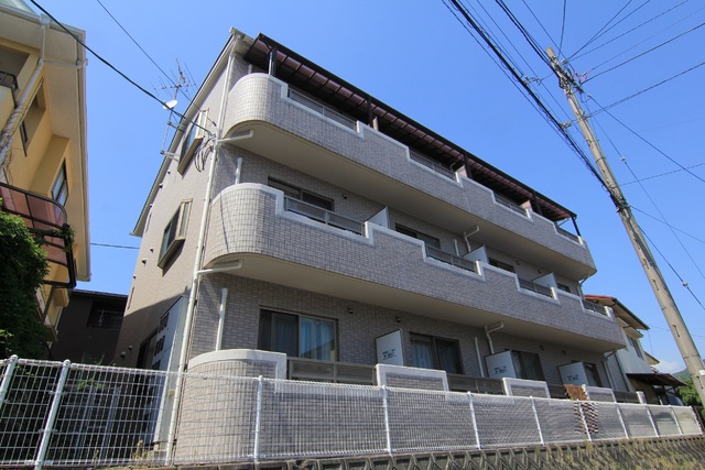 松山市桑原のマンションの建物外観