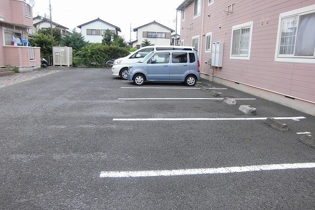 【足柄上郡開成町中之名のアパートの駐車場】