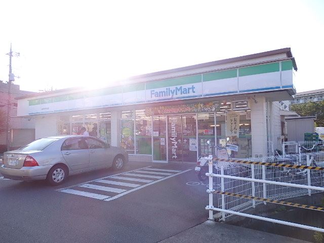 コンビニ　ファミリーマート（コンビニ）まで340m