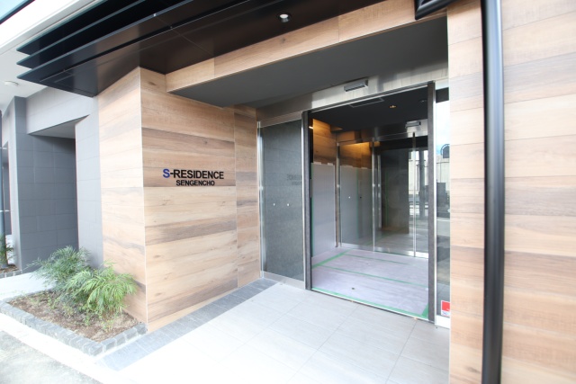 【S-RESIDENCE浅間町のエントランス】