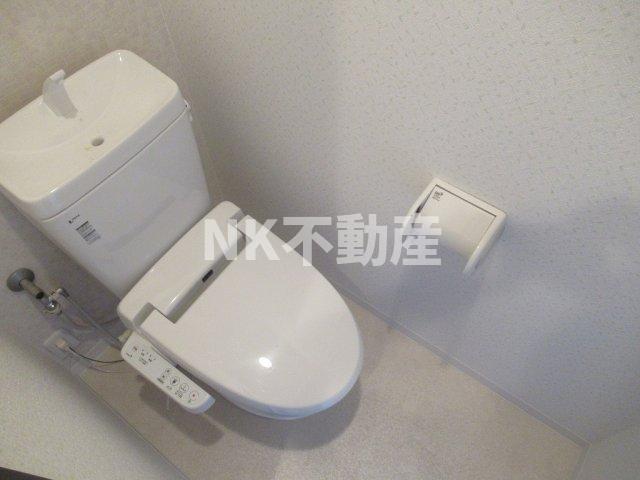 トイレ　落ち着いた色調のトイレです