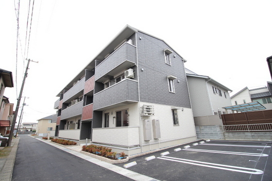 【岡山市南区福富中のアパートの建物外観】