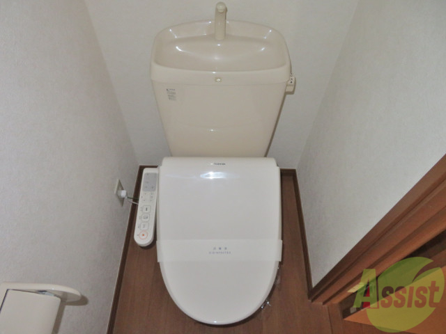 トイレ　ウォシュレット機能がついたトイレです。安心して使用できますね