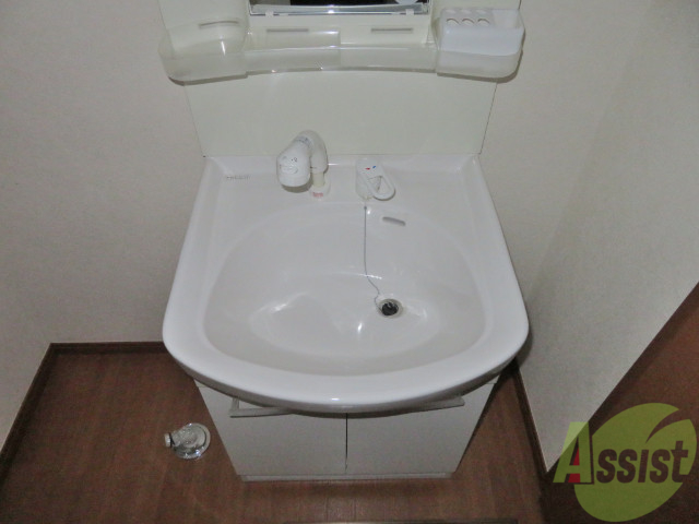 洗面設備　独立洗面台。朝の身支度はここでばっちり決めましょう。