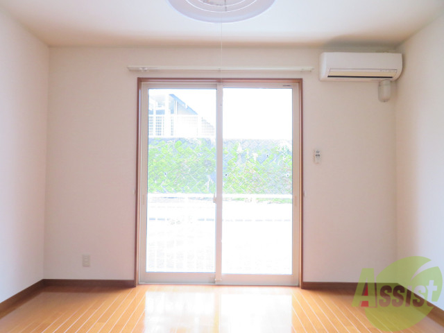 居室・リビング　リビングはこんな感じです。窓が大きくてよく陽が入ってきます。