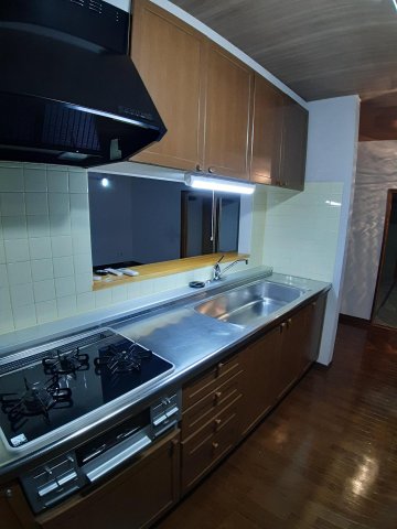 キッチン　三口コンロ