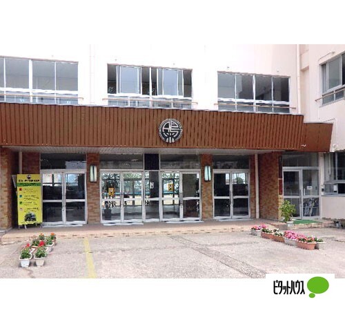 小学校　和歌山市立鳴滝小学校（小学校）まで586m