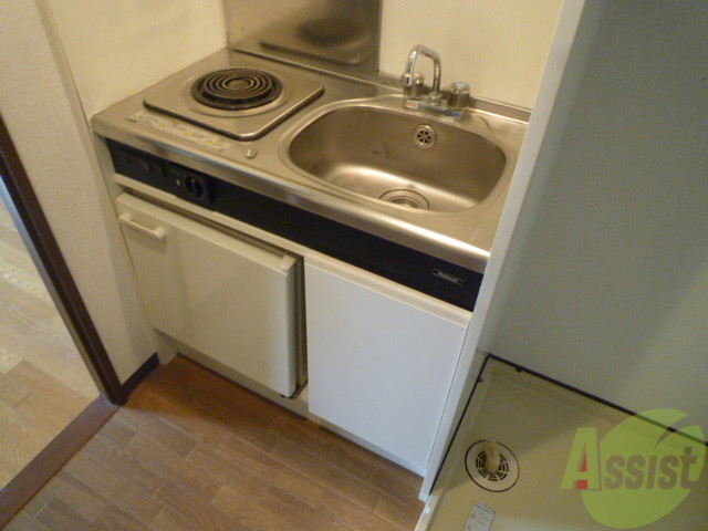 キッチン　１口電気コンロ付きのシステムキッチンです。一人暮らしなら十分