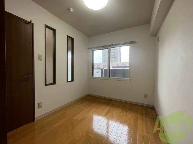 その他部屋・スペース　寝室はこちらです。光が差し込む、温かみのあるお部屋です。