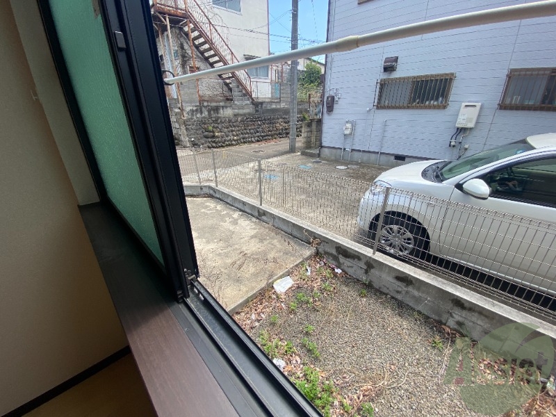 バルコニー　曇りガラスになっているので中の様子が見えなく安心ですね