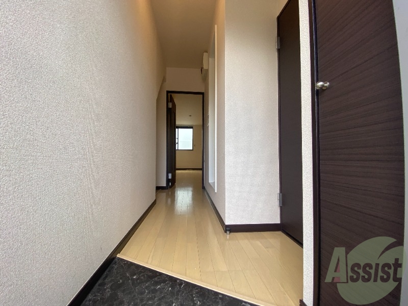 玄関　玄関から撮影しました。段差がなくつまずく心配がなさそう