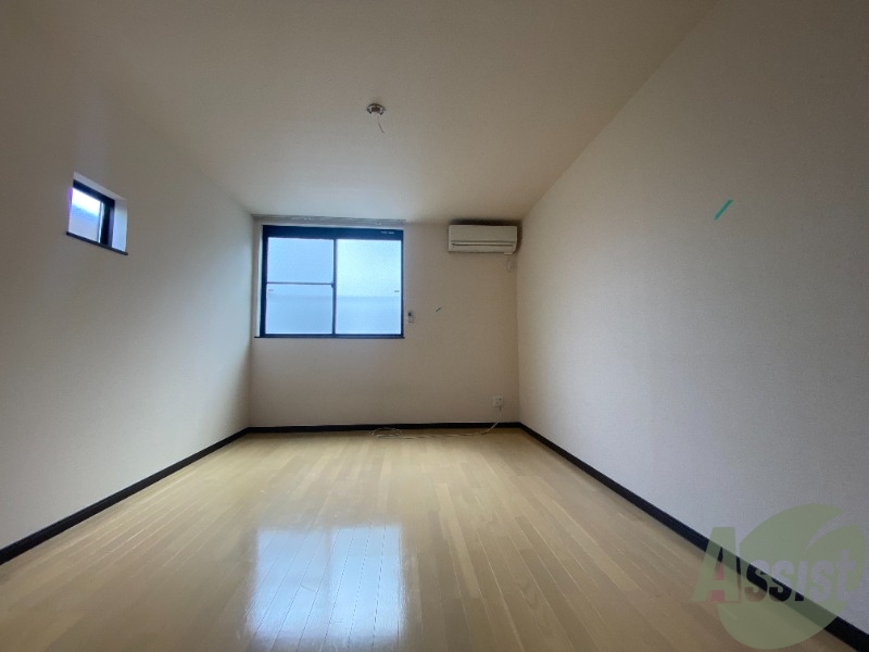 居室・リビング　９．７帖の１Ｒです。窓があるので光が入ってきて明るいですね