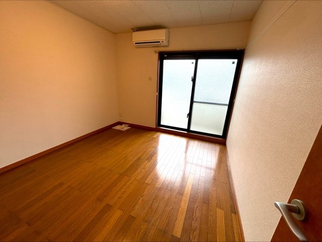 居室・リビング　別号室の写真イメージです（現状優先）