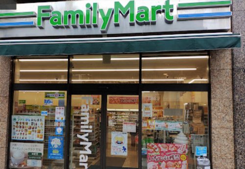 コンビニ　沖縄ファミリーマート ソルヴィータ松山店（コンビニ）まで238m