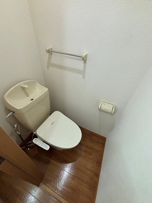 トイレ　温水洗浄便座付き