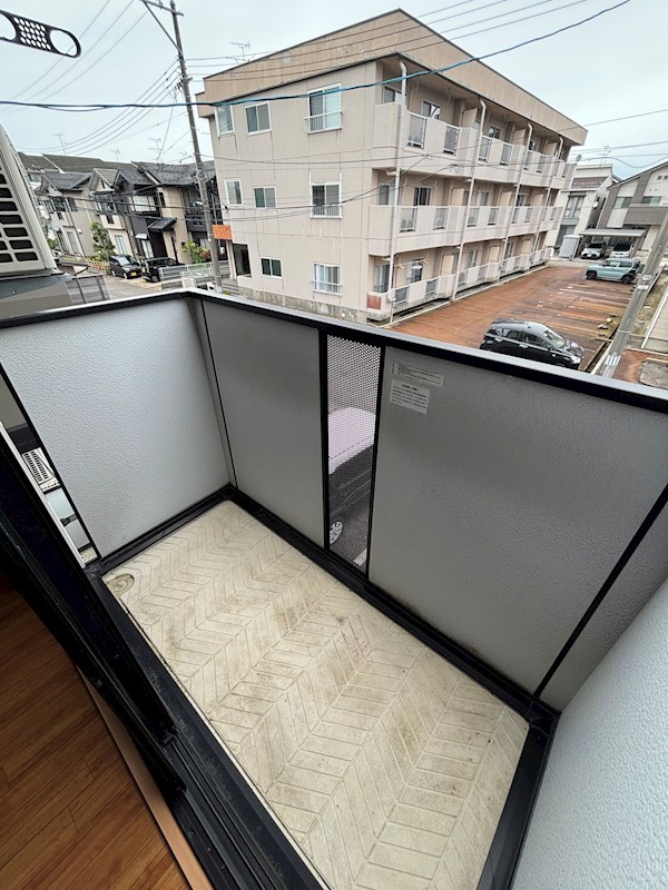 バルコニー　明るいバルコニースペース