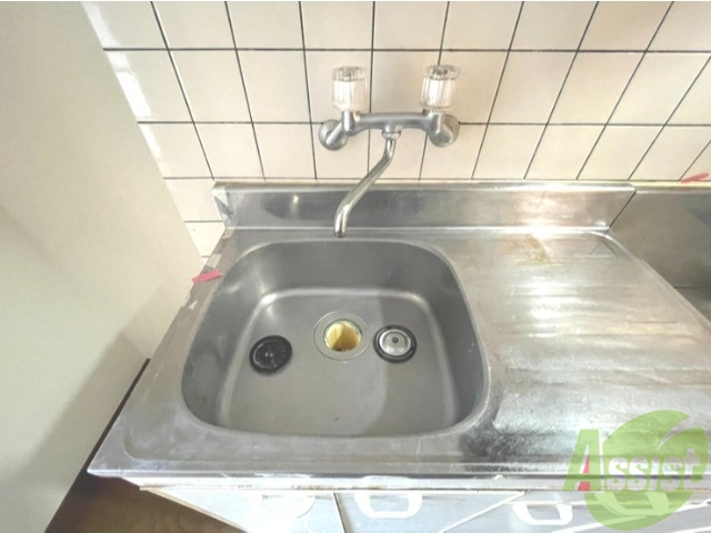 洗面設備　洗面台がありませんので、こちらのシンクをご利用ください。