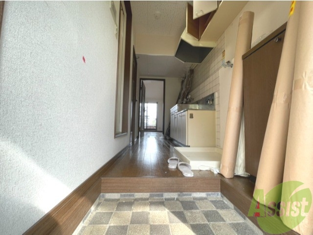玄関　玄関から撮影しました。敷居が高くなくて安心ですね。