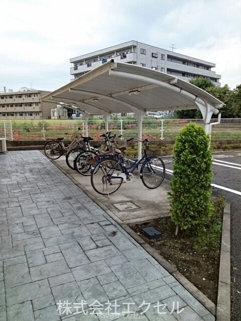 その他共有部分　敷地内の屋根付き駐輪場です。