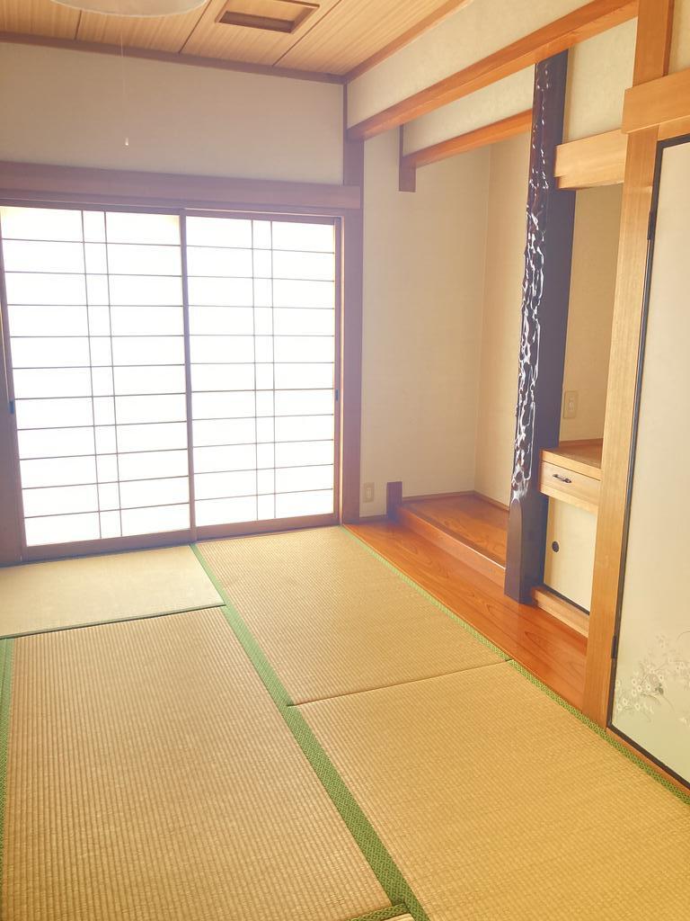 居室・リビング　続き間の和室です。床の間あり。表替え済み！