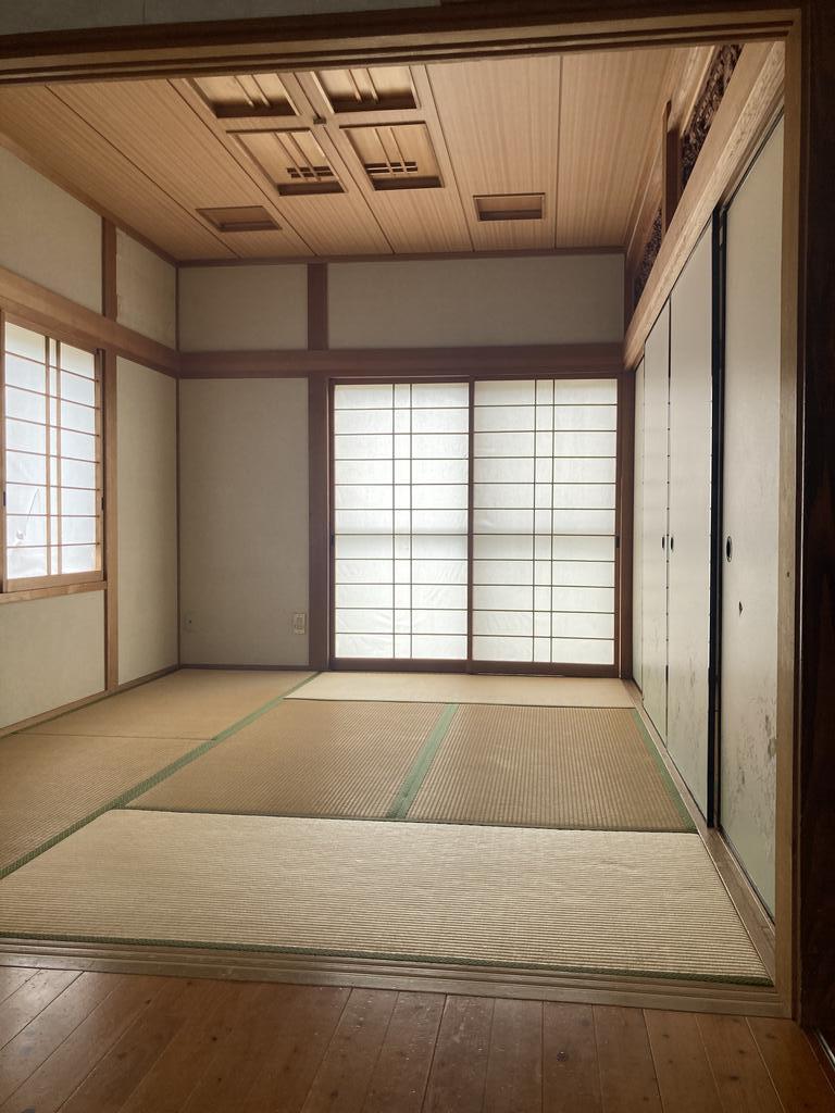 居室・リビング　キッチンから続いている和室です。畳表替え済！