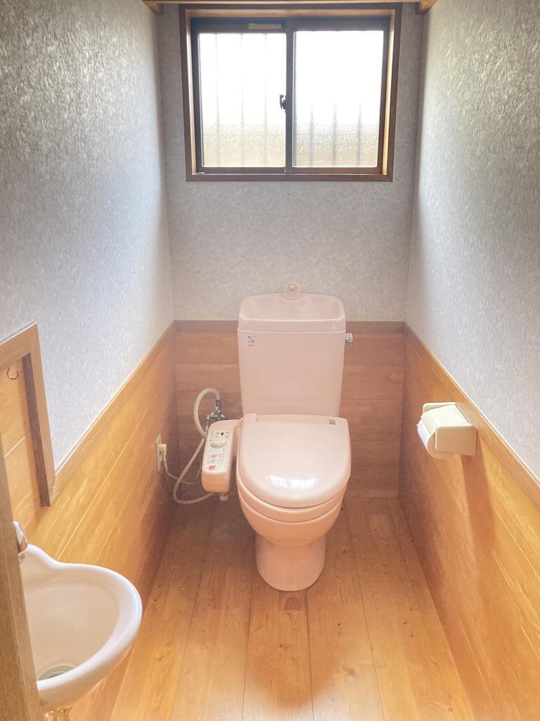 トイレ　手洗い器のあるトイレです。洗浄便座取り換え済みです