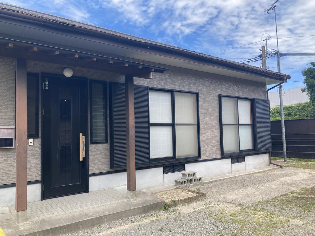 建物外観　落ち着いた雰囲気の一戸建て住宅です