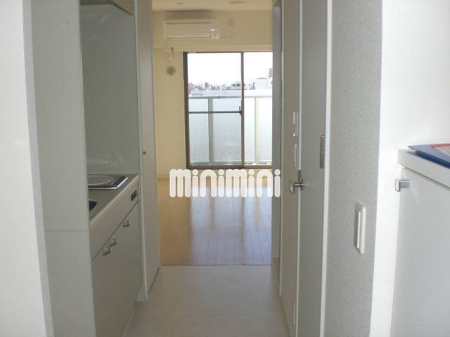 玄関　玄関から居室を望む