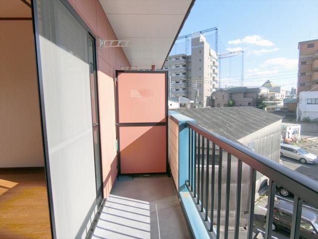 バルコニー　暖かな日差しのふりそそぐバルコニー