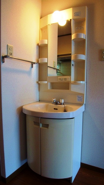 洗面設備　コンパクトで使いやすい洗面所※同タイプで別号室の写真です