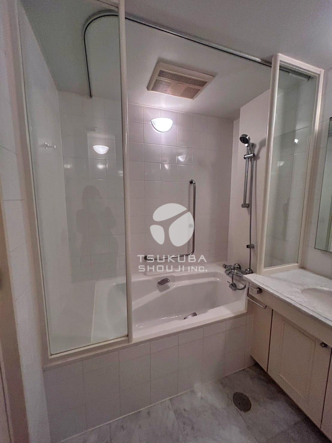 バス・シャワールーム　別部屋施工例になります。