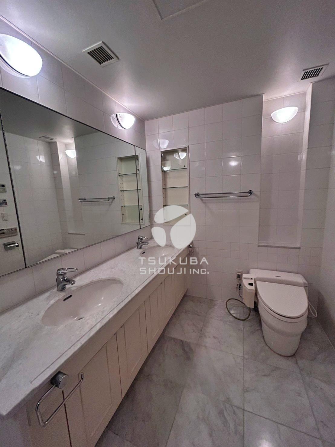 トイレ　別部屋施工例になります。