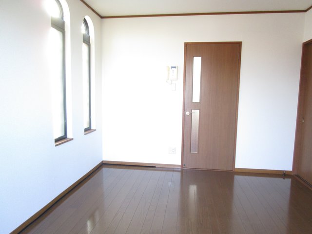 居室・リビング　105号室の写真になります。