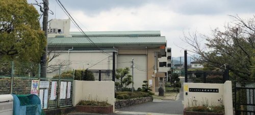 中学校　河内長野市立千代田中学校（中学校）まで823m