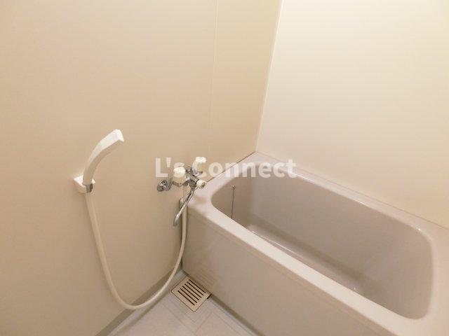 バス・シャワールーム　給湯式のお風呂です。