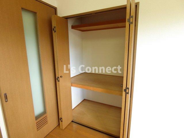 収納　段付き収納でお荷物もすっきりしまえます。