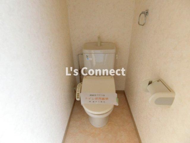 トイレ　温水洗浄便座付きのトイレ。