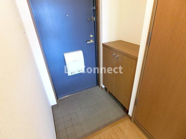 玄関　下駄箱付きで靴も収納できます。