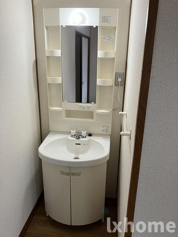 洗面設備　明るい洗面所です